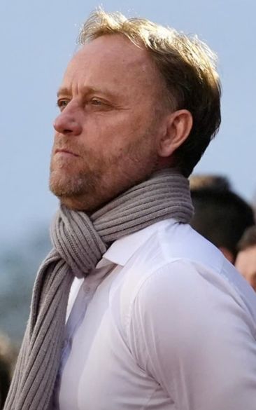 国乒在机场被粉丝包围，孙颖莎呆萌，王楚钦帅气，林诗栋阳光飒爽